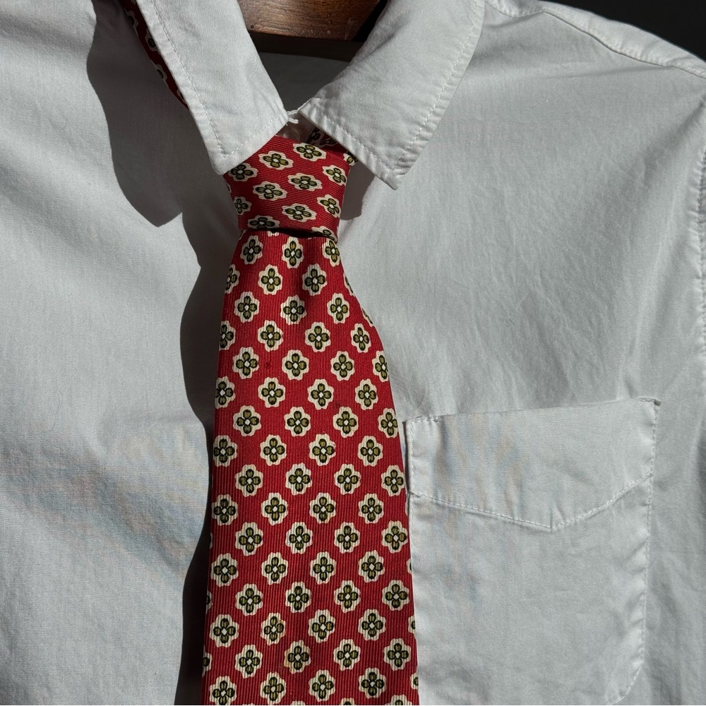 BOSS Hugo Boss Mens 100% Silk Tie Red Floral Medallion Made in Italy Designer